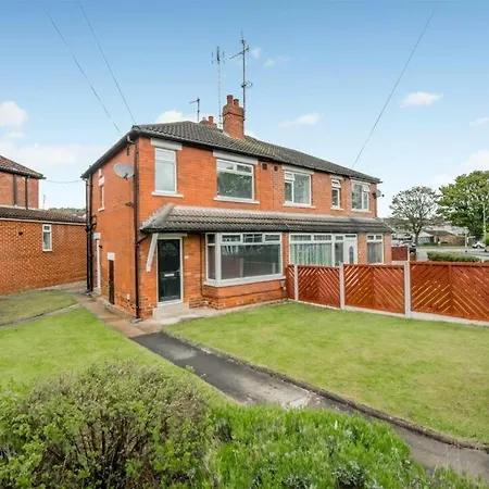 3br House, Sleeps 5 - Free Parking, Wifi & Workspace -kr Relocations- *
