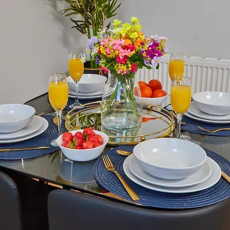 3br House, Sleeps 5 - Free Parking, Wifi & Workspace -kr Relocations- Apartment