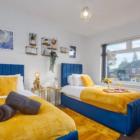 Apartment 3br House, Sleeps 5 - Free Parking, Wifi & Workspace -kr Relocations-