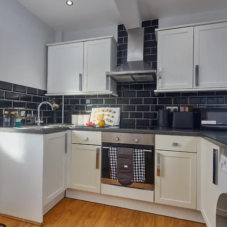 3br House, Sleeps 5 - Free Parking, Wifi & Workspace -kr Relocations- * Leeds (West Yorkshire)
