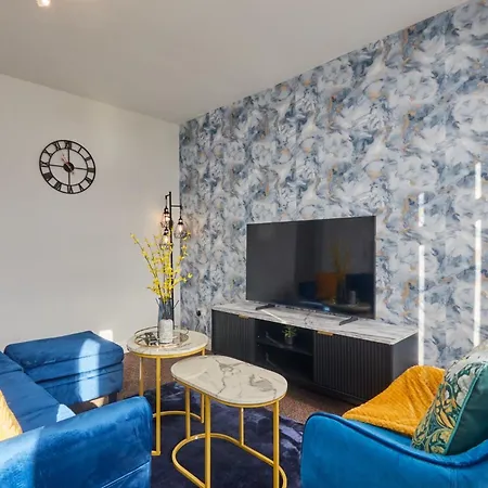 New! 5 Beds House - Work & Family - Long Offers & Free Parking Apartment