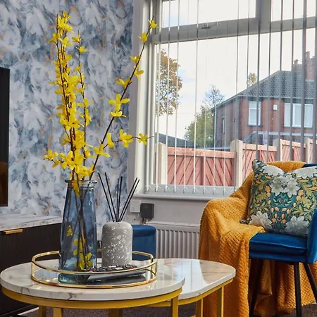 3br House, Sleeps 5 - Free Parking, Wifi & Workspace -kr Relocations- *