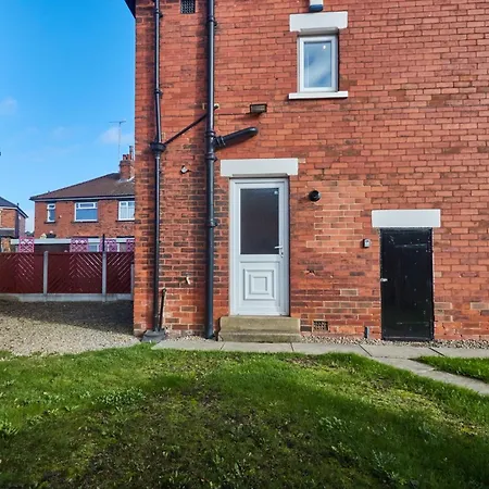 3br House, Sleeps 5 - Free Parking, Wifi & Workspace -kr Relocations- * Leeds (West Yorkshire)