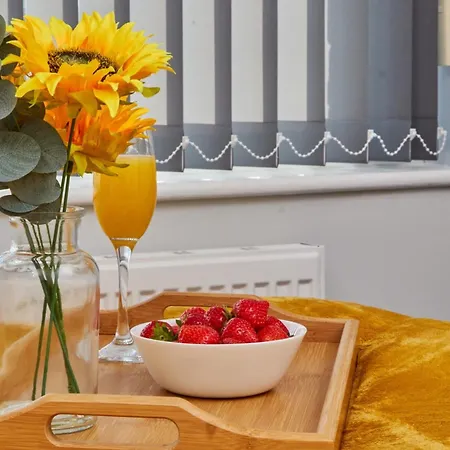 Sleeps 6 - Perfect For Business Travellers & Families - Free Parking Apartment