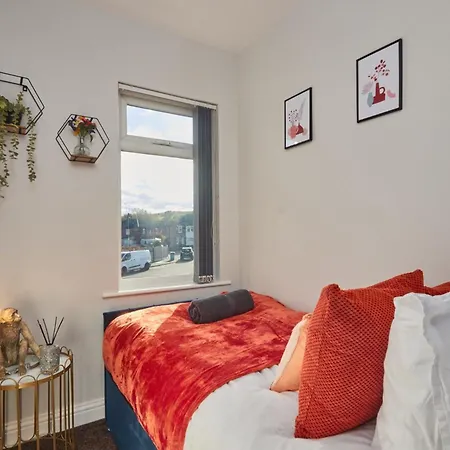 3br House, Sleeps 5 - Free Parking, Wifi & Workspace -kr Relocations-