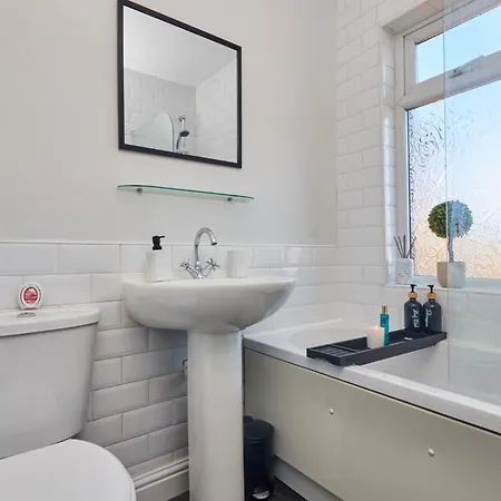 3br House, Sleeps 5 - Free Parking, Wifi & Workspace -kr Relocations- *