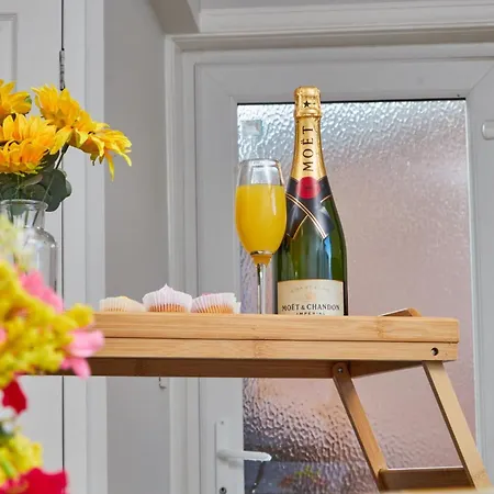 Sleeps 6 - Contractor & Family Relocations - Free Parking & Wifi Leeds (West Yorkshire)