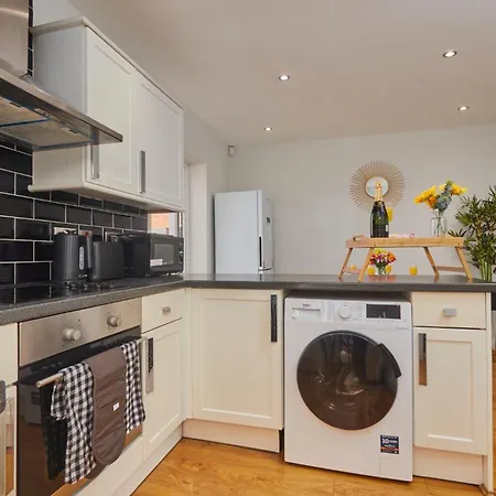3br House, Sleeps 5 - Free Parking, Wifi & Workspace -kr Relocations- * Leeds (West Yorkshire)