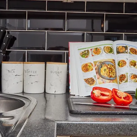 Sleeps 6 - Contractor & Family Relocations - Free Parking & Wifi