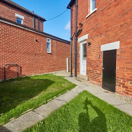 Apartment 3br House, Sleeps 5 - Free Parking, Wifi & Workspace -kr Relocations- *