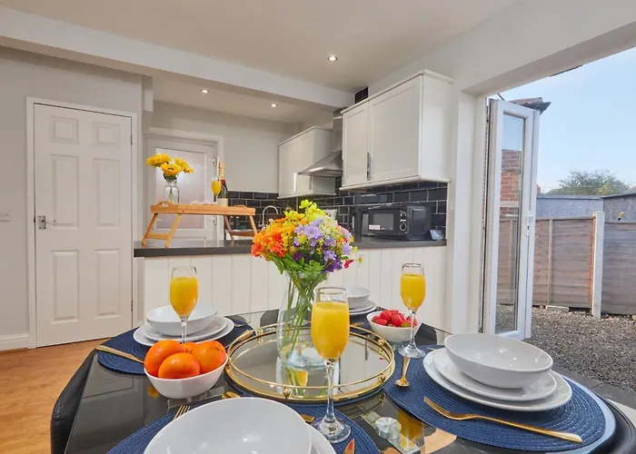 Sleeps 6 - Perfect For Business Travellers & Families - Free Parking *