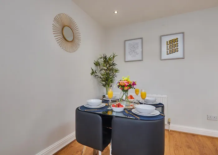 Sleeps 6 - Perfect For Business Travellers & Families - Free Parking Apartment *