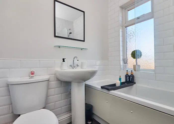 Sleeps 6 - Perfect For Business Travellers & Families - Free Parking *