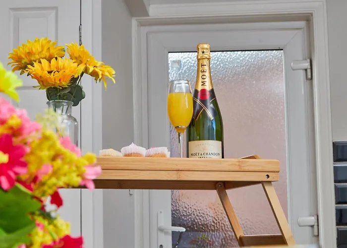 Sleeps 6 - Perfect For Business Travellers & Families - Free Parking Leeds (West Yorkshire)