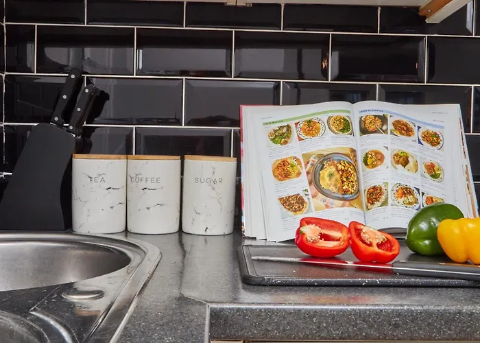 Sleeps 6 - Perfect For Business Travellers & Families - Free Parking