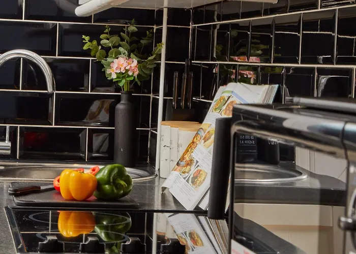 Sleeps 6 - Perfect For Business Travellers & Families - Free Parking *