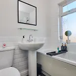 3br - Free Parking, Wifi & Workspace - Sleeps 5 - Contractors & Relocations - Weekly & Monthly Offers *