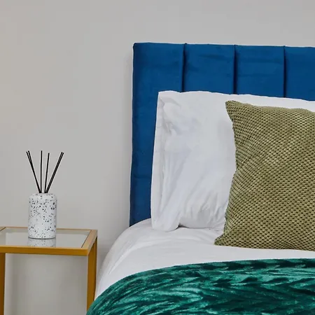 Sleeps 6 - Contractor & Family Relocations - Free Parking & Wifi Leeds (West Yorkshire)